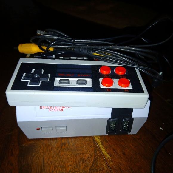 NINTENDO NES CLASSIC EDITION MINI SYSTEM & 2 CONTROLLERS CLV-001. - Picture 1 of 6